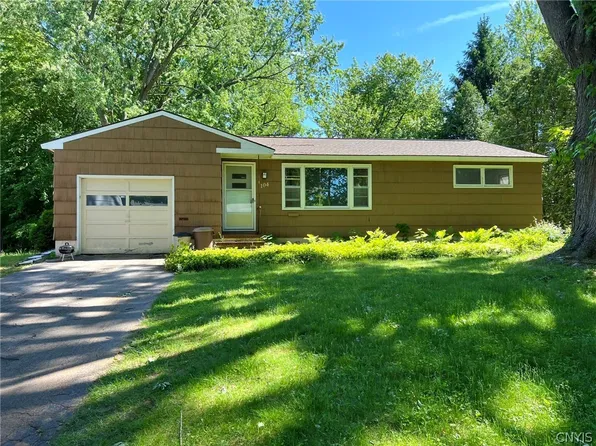 104 Woods Rd, North Syracuse, NY 13212