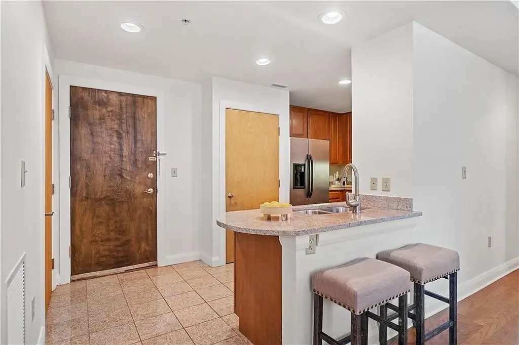 2 bed, 1172 sqft, $2,600 — Photo 2