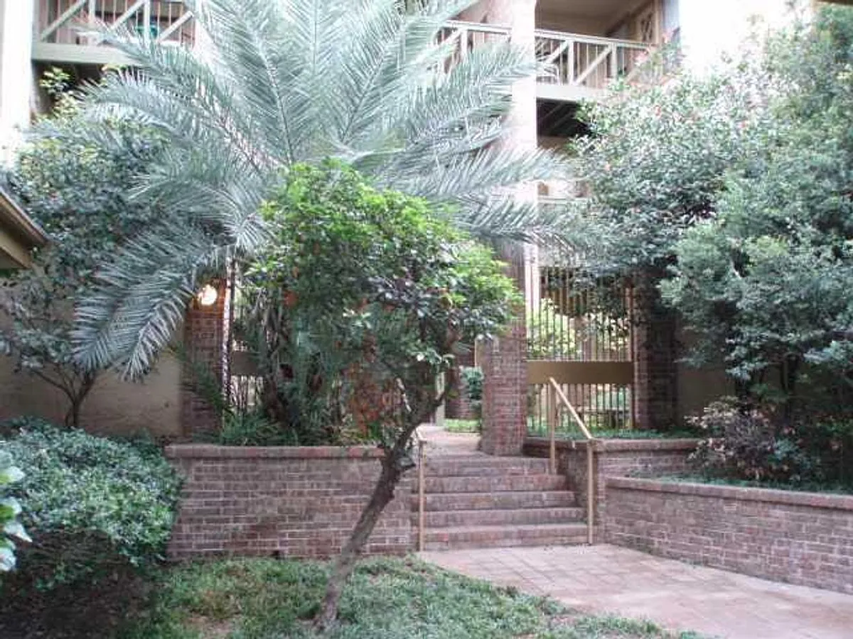 Building Photo - 806 W 24th St #325