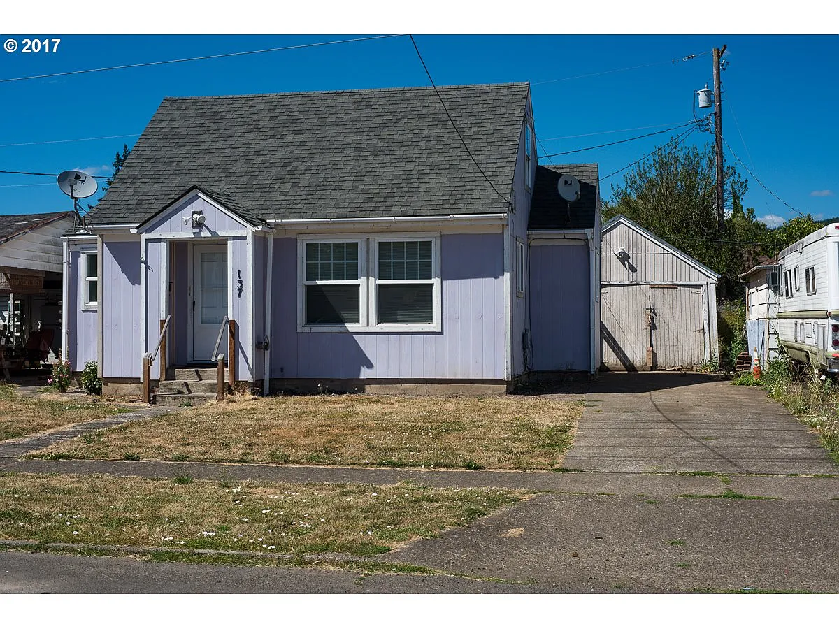 137 SW Harrison St photo 1