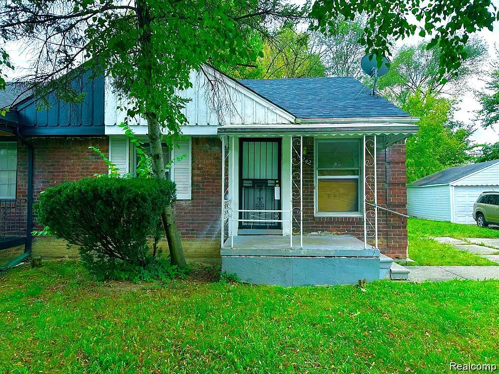 19242 Moross Rd photo 1