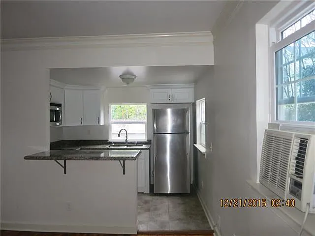 Studio, 1.0 bath, 320 sqft, $895 — Photo 2