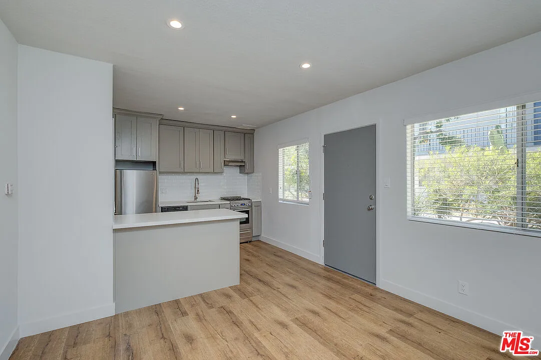 Building Photo - 4140 Grand View Blvd #15