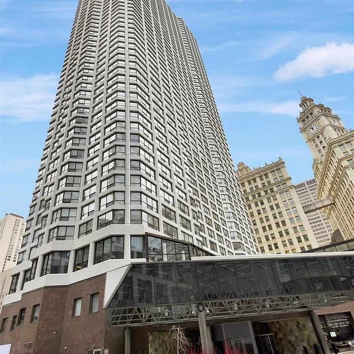Circle drive and protected entry to the building. Easy access to Wabash or Michigan Ave.
