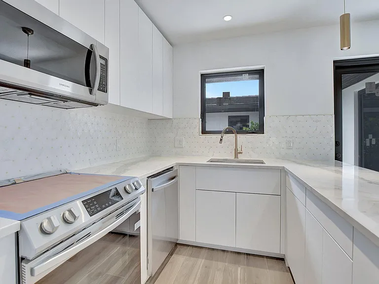 1361 SE 4th St #3 — Photo 20