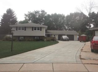 1201 Comet Dr, Aurora, IL 60505