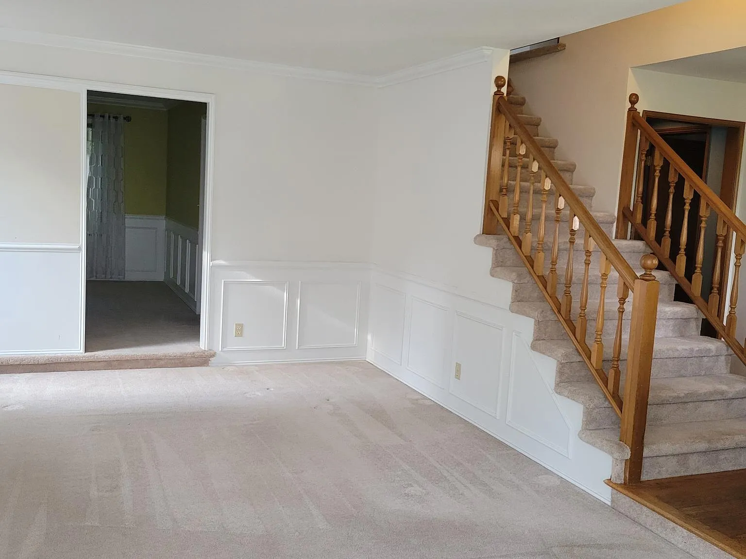 4 bed, 2.5 bath, 2400 sqft, $4,300 — Photo 3