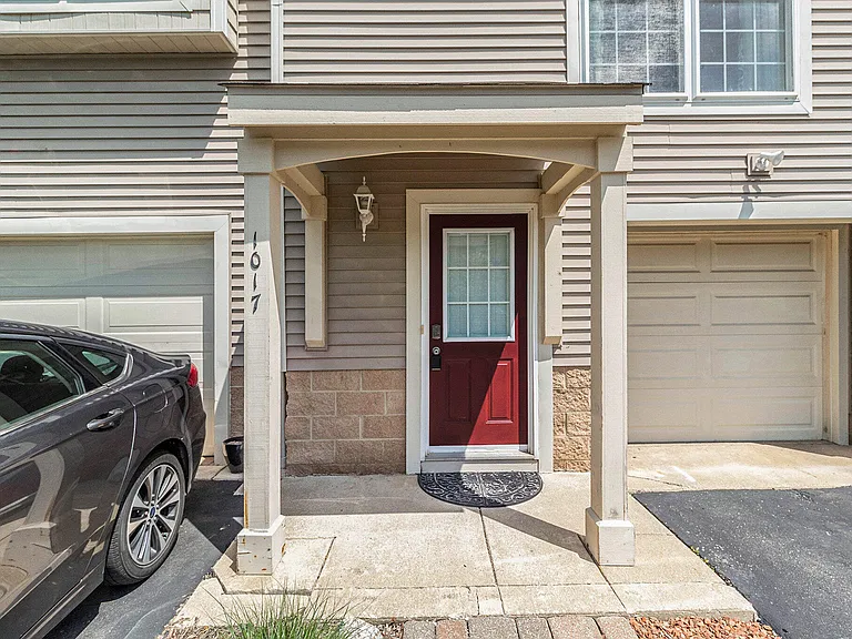 1017 Bluestem Ln — Photo 4