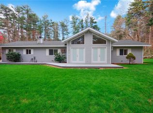 8 Ashwood Ln, Hope Valley, RI 02832