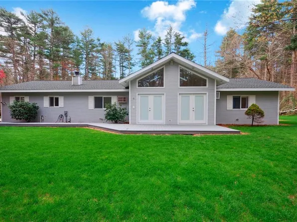 8 Ashwood Ln, Hope Valley, RI 02832