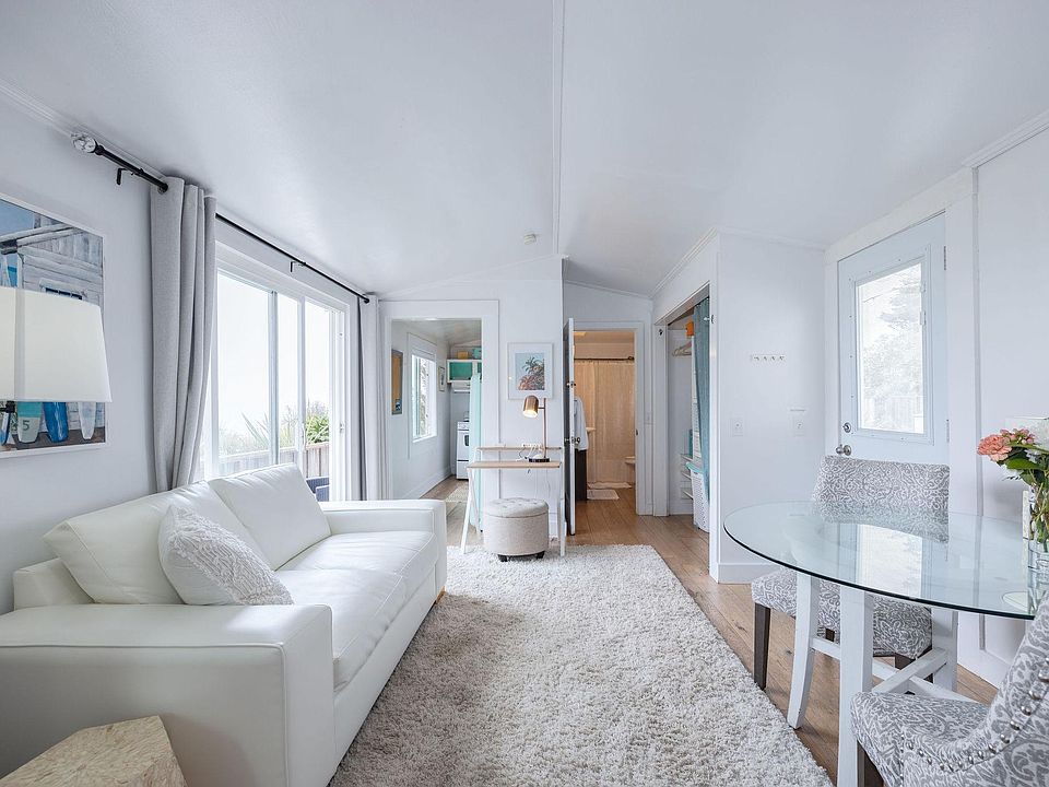 Enjoy this spectacular view and breathtaking location! Studio layout with full bath and kitchen