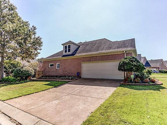 2nd image of 586 Warwick Willow Ln