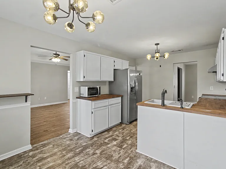 404 Clairemore Cir — Photo 11