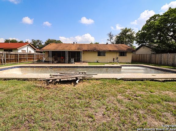 3rd image of 250 Meadow Bend Dr