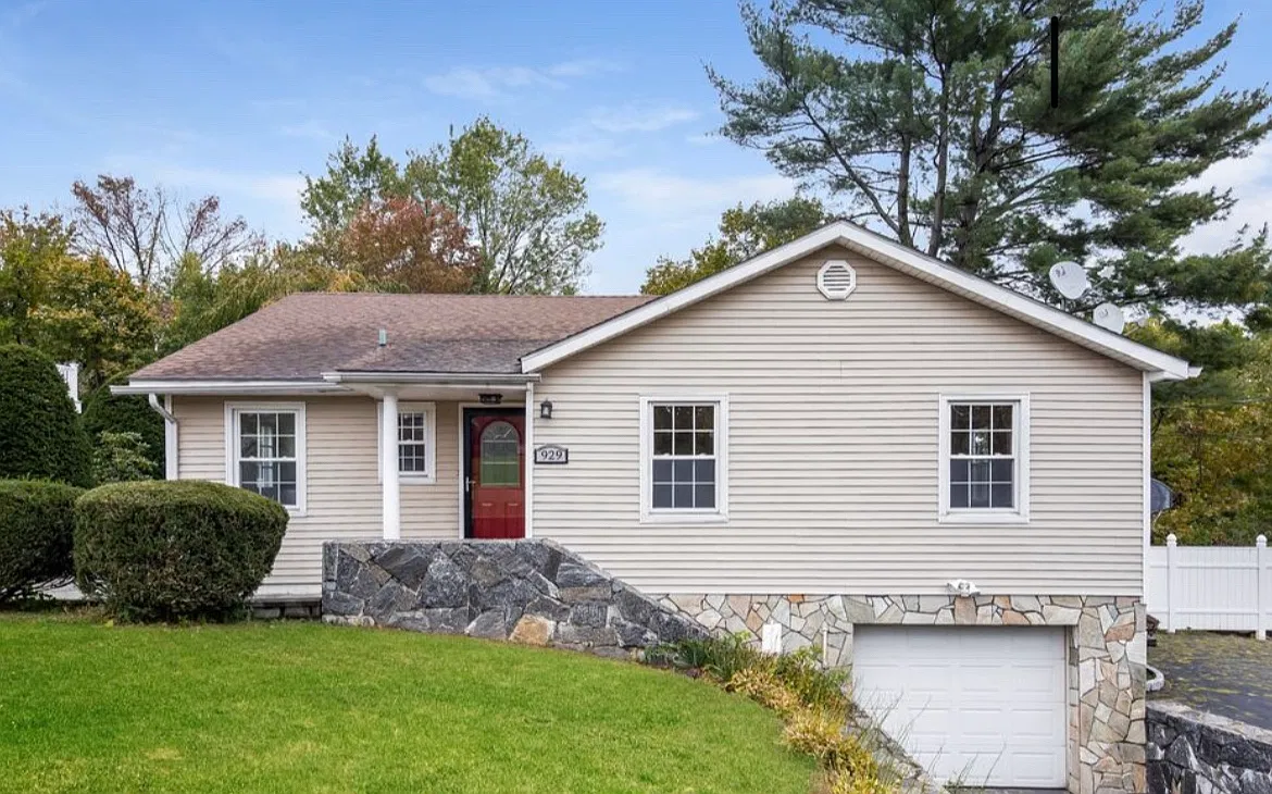 3 bed, 1.5 bath, 2032 sqft, $4,500 — Photo 1