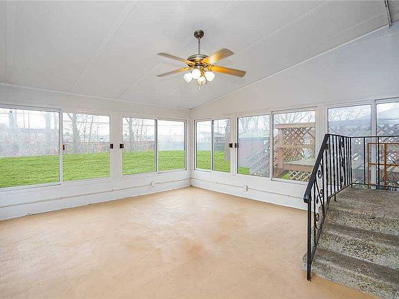 3rd image of 160 Mastic Blvd E