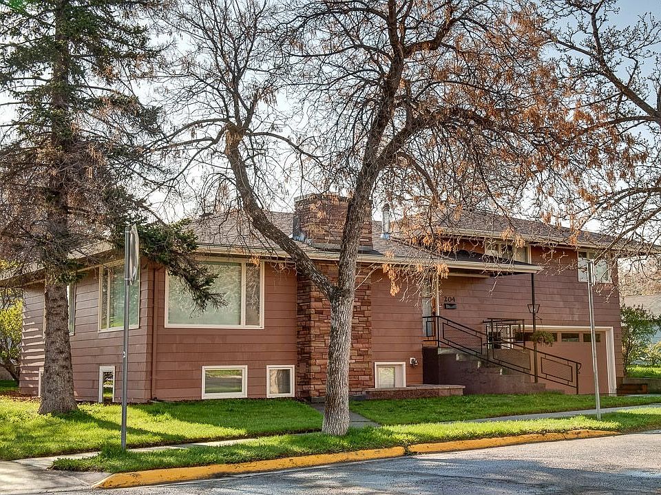 Corner lot, mature trees