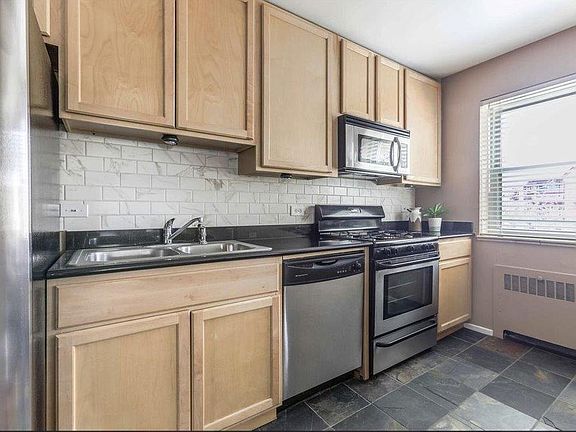 3rd image of 2100 N Franklin St APT 10