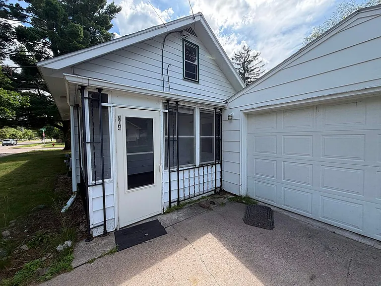 704 Gilbert St — Photo 17