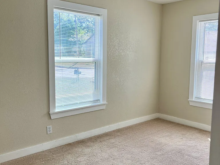1036 N Madison Ave — Photo 22