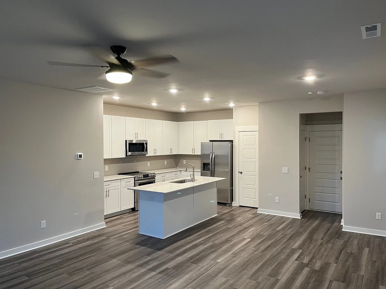 3 bed, 2.5 bath, 1725 sqft, $2,199 — Photo 4