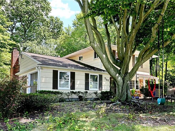 2nd image of 10 Claremont Ln