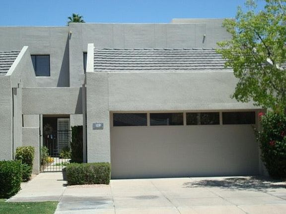 FRONT ENTRANCE&DOUBLE GARAGE