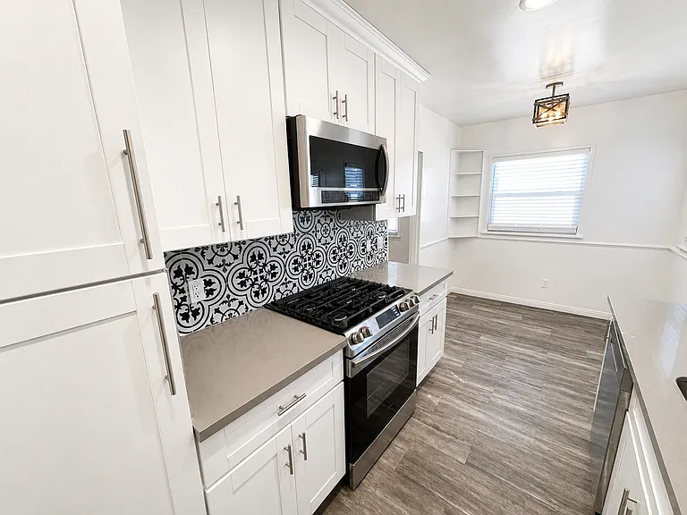 Completely Remodeled Spanish Style Midtown Apartment! Air Conditioning! — Photo 13