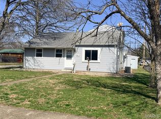 811 Smith Ln, Hillsboro, IL 62049