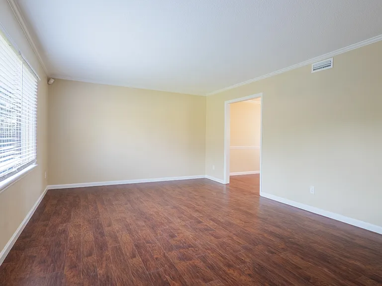 4104 Lantern Ln — Photo 4
