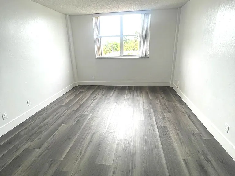 2450 NE 135th St #209 — Photo 12