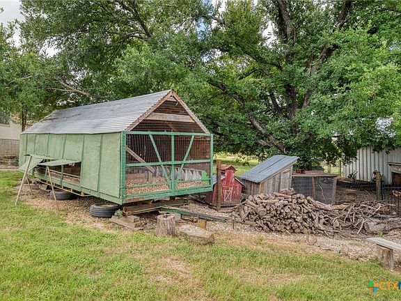 4th image of 701 Berry Ln