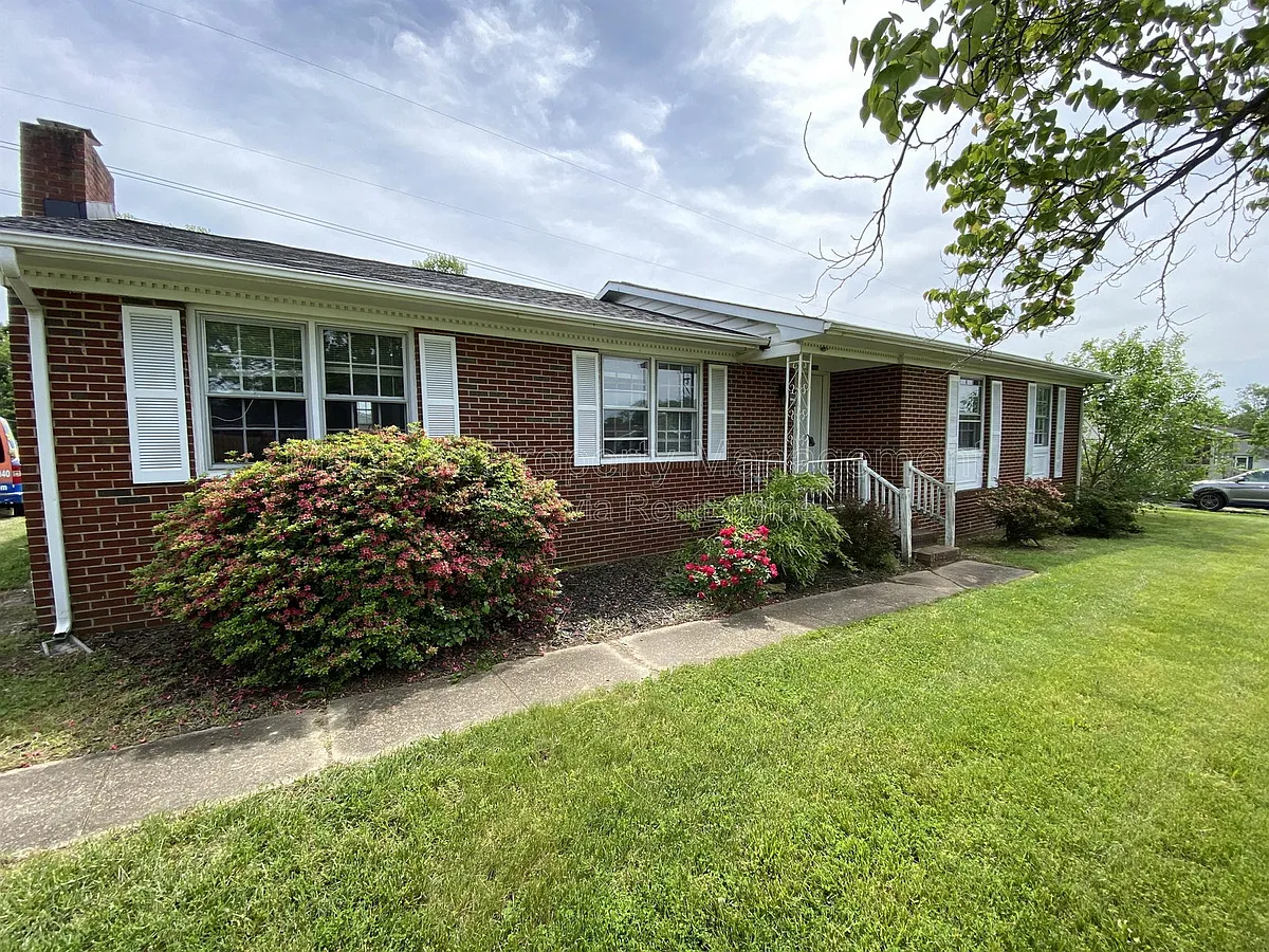 Building Photo - 1804 Sherwood Dr