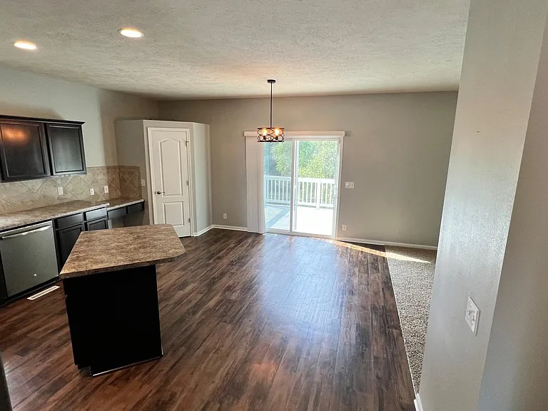 6008 S 190th Ter — Photo 3