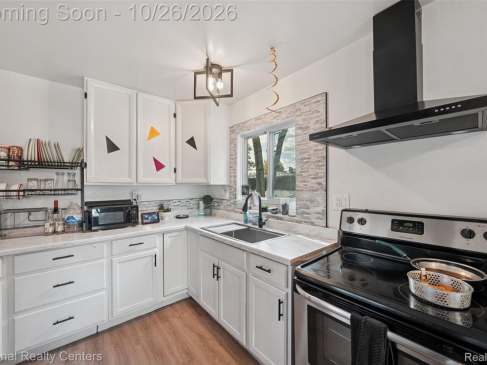 966 E Greendale, photo 10