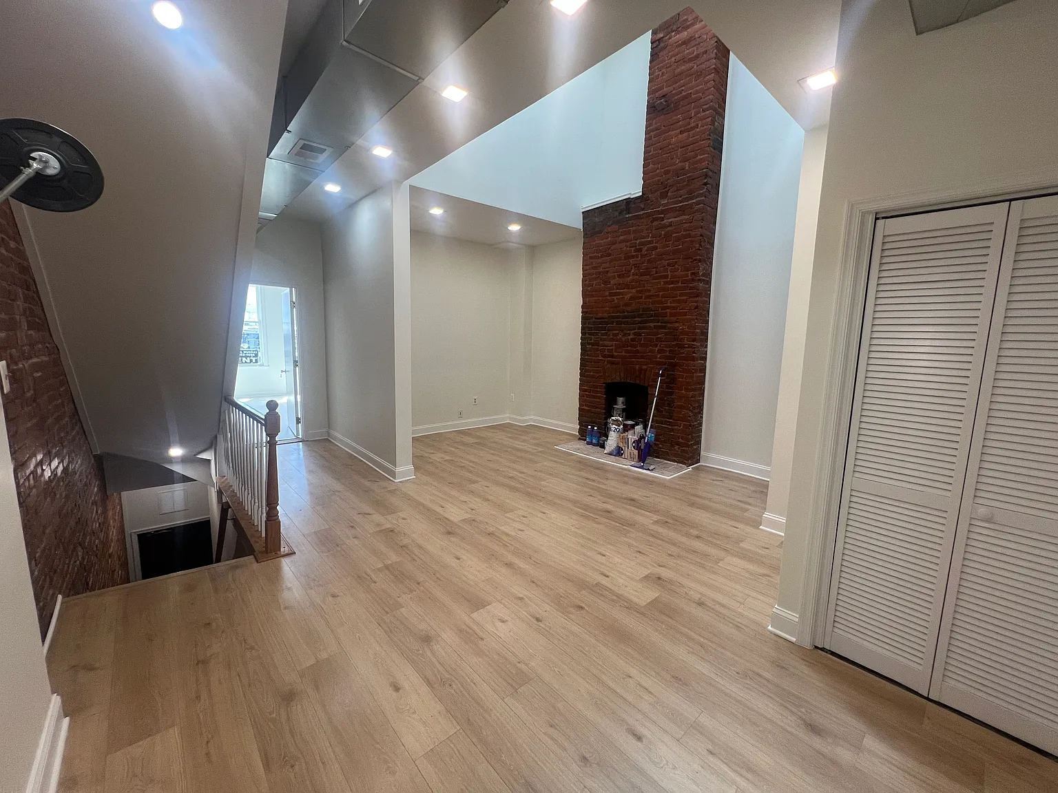 4 bed, 1.5 bath, 2200 sqft, $4,000 — Photo 1