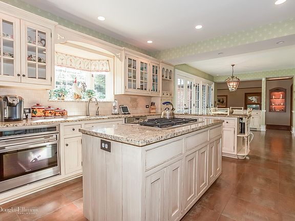 3rd image of 157 Oxford Blvd