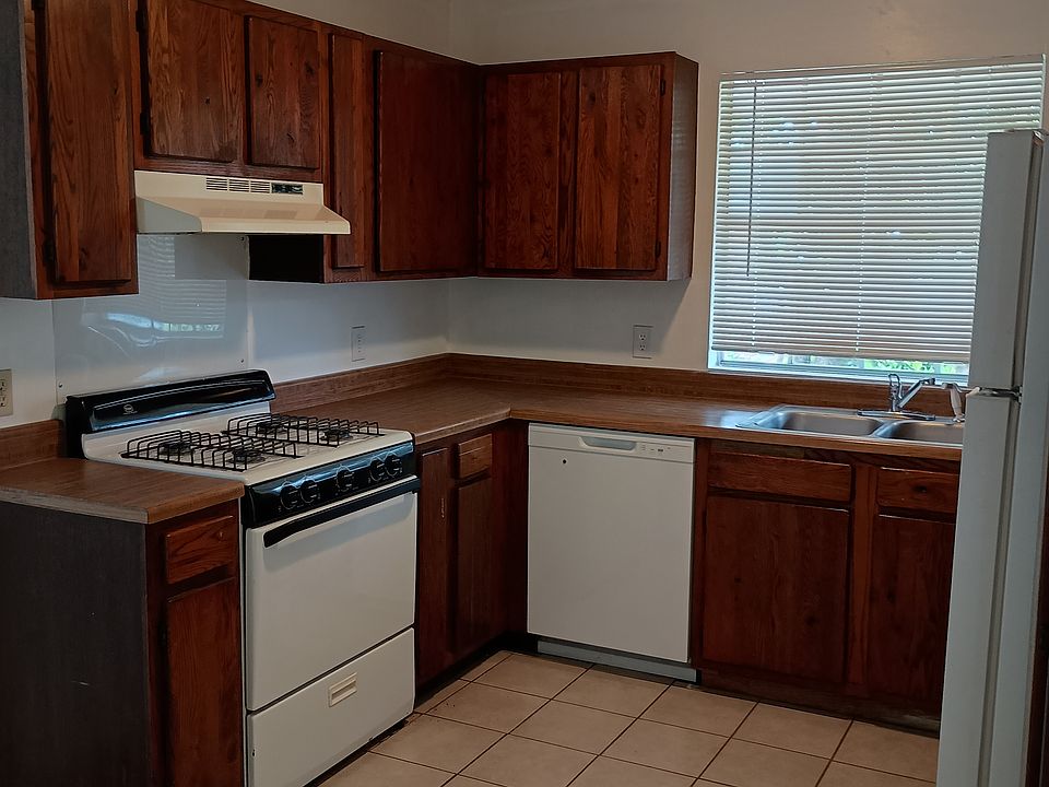 Kitchen with gas cooking