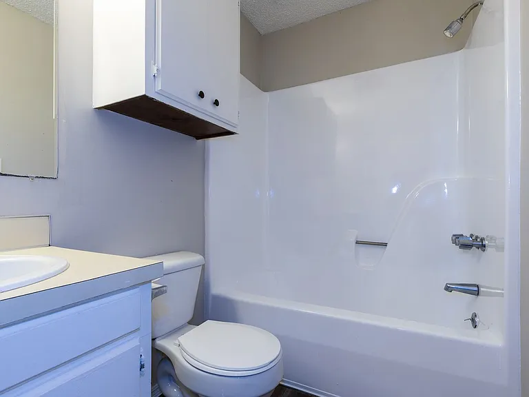 W Lillian St Fourplex — Photo 14