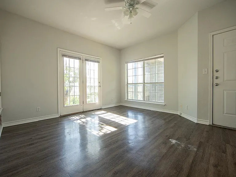 2x1.5 Living Room w/ Juliet Balcony