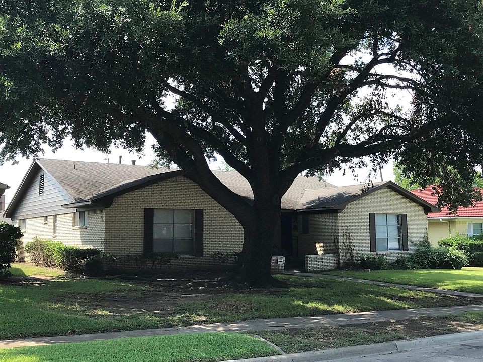 Super cute duplex in the White Rock Lake area, close to Dart Rail with easy access to downtown or north on the Dallas North Tollway or I-75.