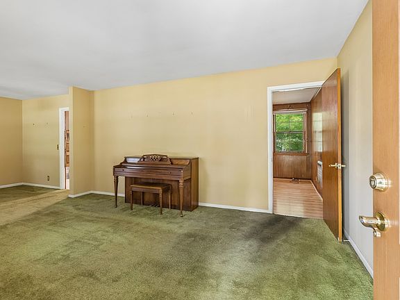 5th image of 1810 Foxdale Dr