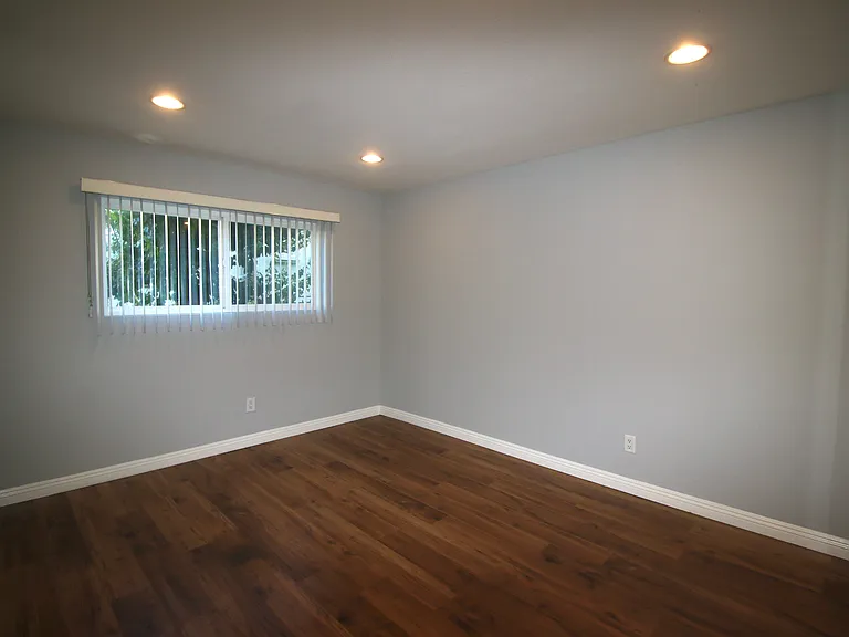 Nordhoff Apartments — Photo 8