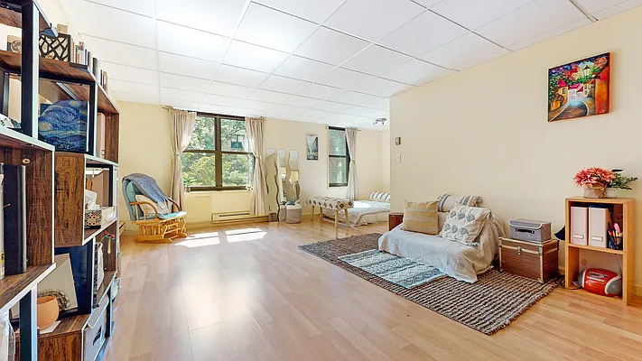 Sold by Bizzarro Agency | media 21