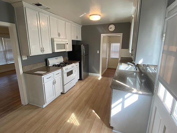 4th image of 950 Acacia Ave