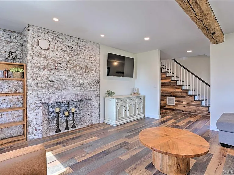 207 S Plank Rd — Photo 2