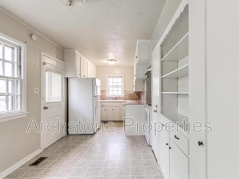 1614 SW 41st St — Photo 17