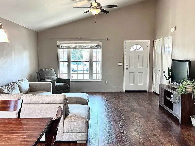 902 Powers Blvd — Photo 4
