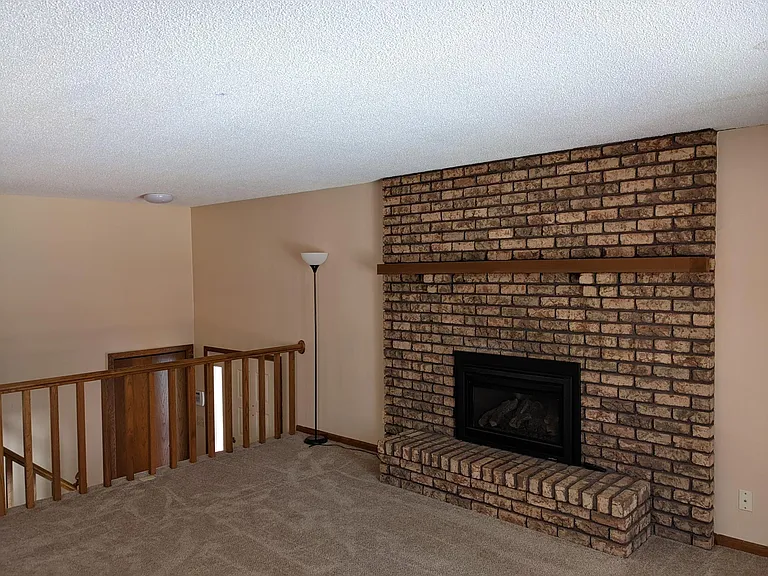 2300 Amberwood Dr — Photo 10