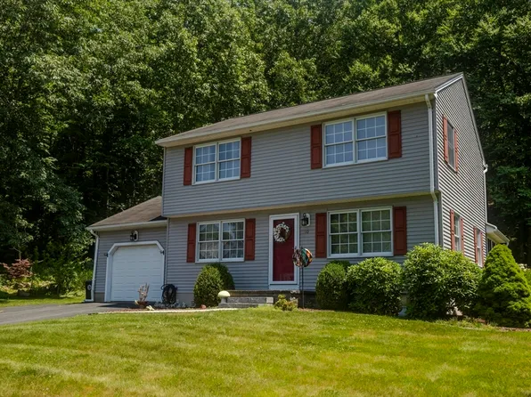 10 Scott Hollow Dr, Holyoke, MA 01040